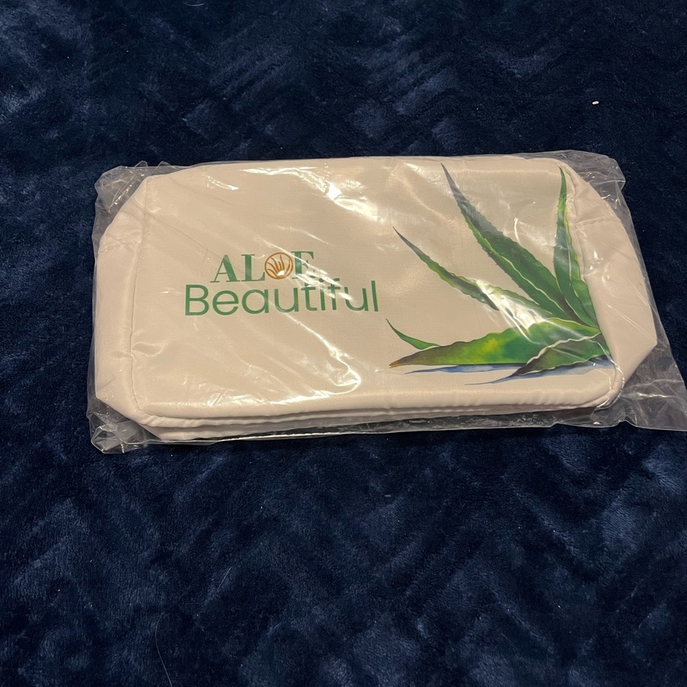 L’BRI Aloe Beautiful White Cosmetic Bag